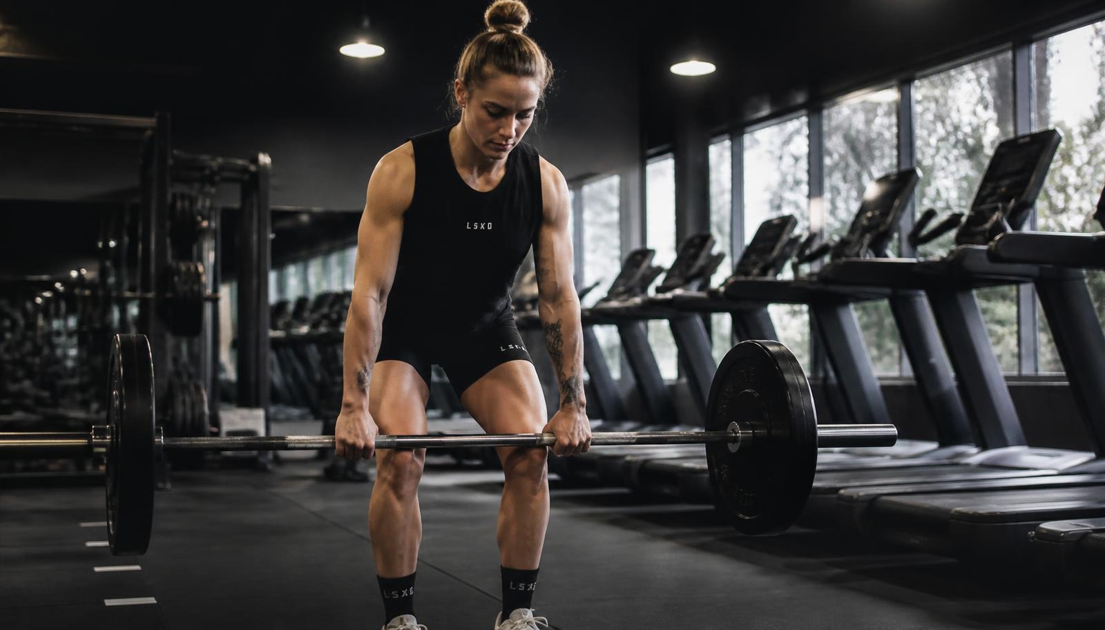 Programma di allenamento per donna in palestra: scheda NC Progress con pesi e attrezzatura
